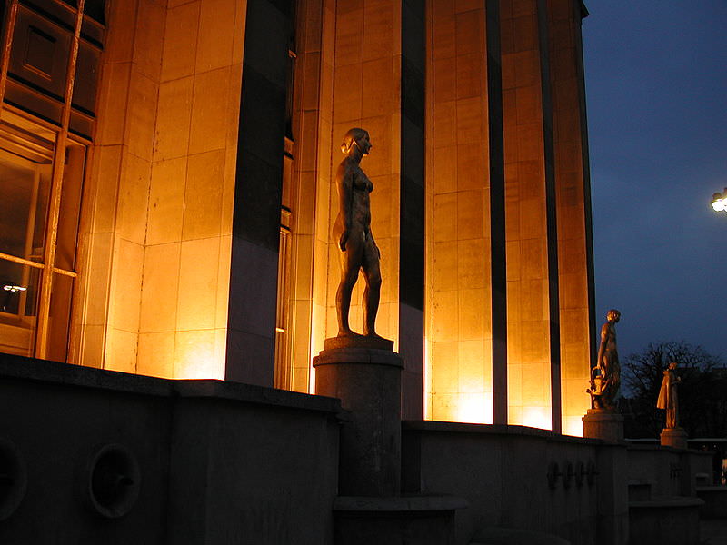Statues at Place du Trocadero at night