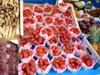 strawberries-at-the-marche
