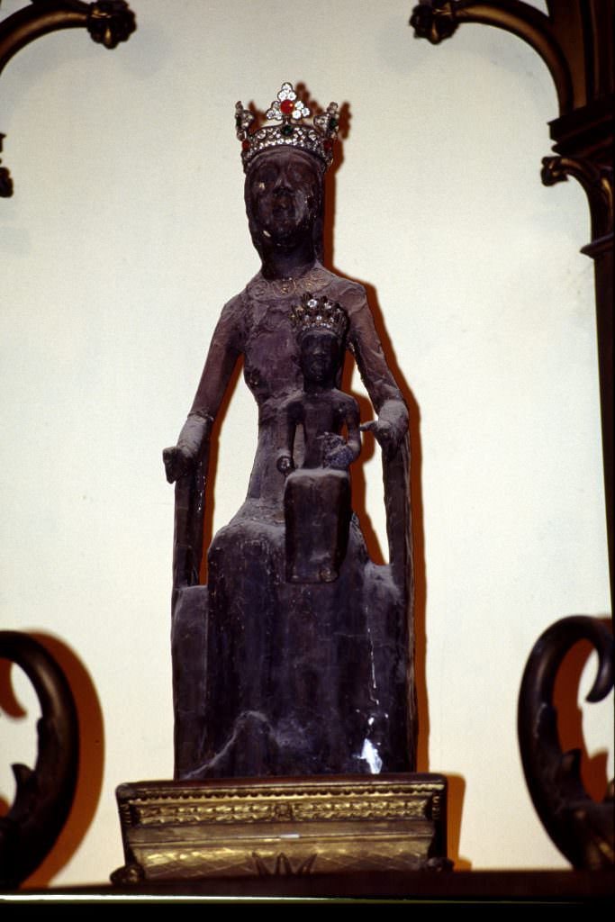 la vierge de rocamadour - Black Madonna statue holding baby Jesus in Rocamadour, France