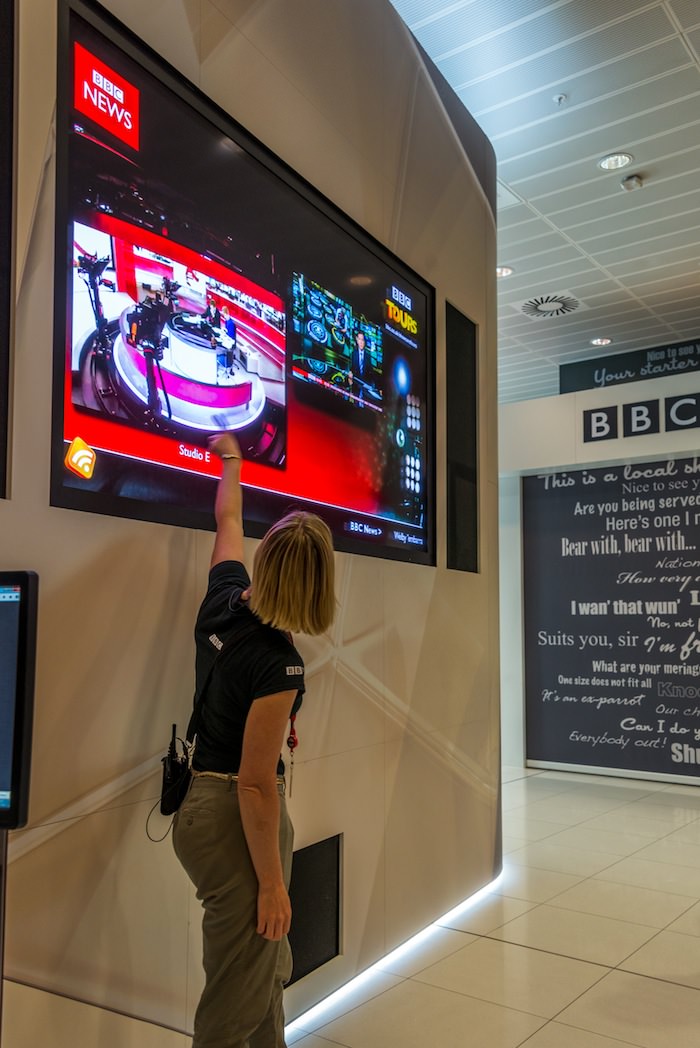 We learn about the new BBC Broadcasting House. Six thousand employees work here, of whom 2,200 are journalists.