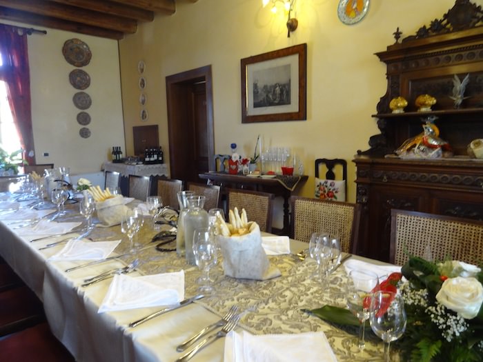 Agriturismo Millefiore Corte delle Rose. A homey dining room punctuated by antiques and flowers