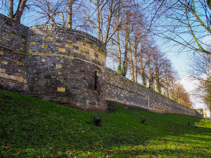 These well-preserved city walls in Tongeren date back to the Middle Ages