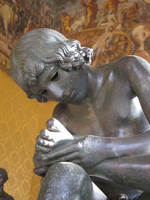 Close-up of the statue of the Boy with Thorn