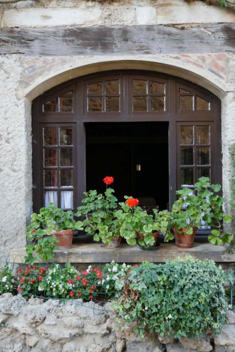 Flower window dressings in Pérouges
