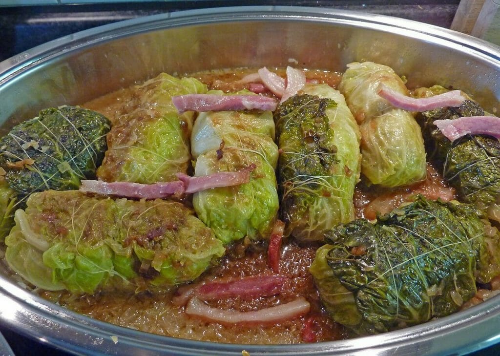 Golabki stewing with bacon