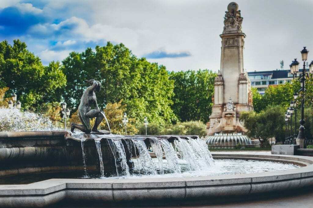 Fountain and large statue of the Plaza de Espana
